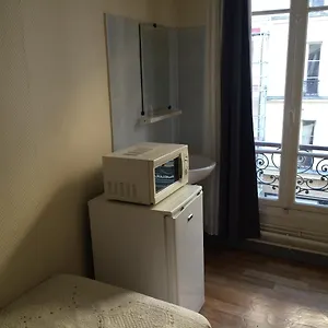 Au Royal Mad 3*, Paris France